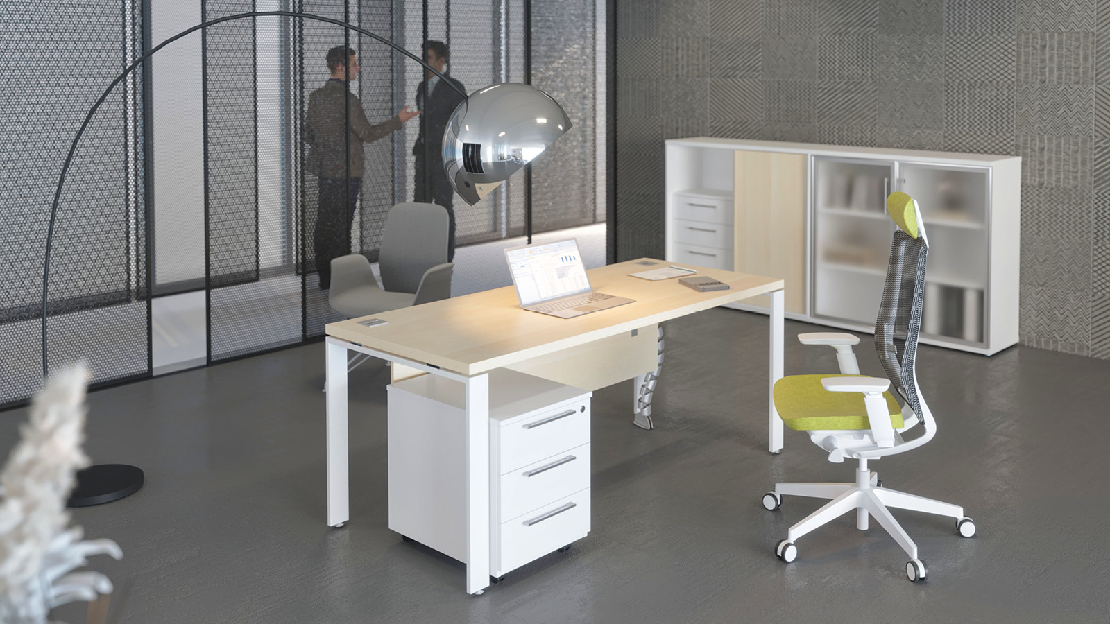 Wydzielona przestrzeń firmowa z biurkiem klonowym na białym stelażu. Obok - siatkowe krzesło obrotowe w pobliżu szafy. 